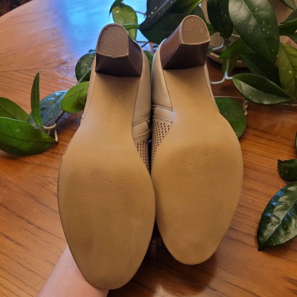NWT Beige 8.5M Mia Riya Taupe Leather Booties - Picture 6 of 7